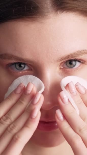 Vídeo Vertical Limpieza Facial Procedimiento Matutino Rejuvenecimiento Frescura Mujer Bastante — Vídeo de stock