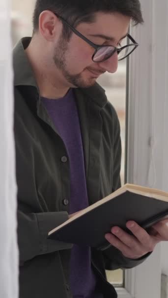 Вертикальне Відео Читання Дозвілля Літературне Хобі Домашній Відпочинок Мрійливий Чоловік — стокове відео