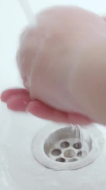 垂直录像 干净的手细菌预防 病毒卫生 妇女用水清洗手掌皮肤 以防止微生物感染在白水池中蔓延 — 图库视频影像