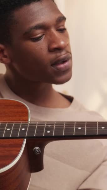 垂直ビデオ ギターのレッスン 音楽の授業 オンライン楽器レッスン 陽気な男学生アーティスト学習演奏曲コードでインターネットコースで自宅 — ストック動画