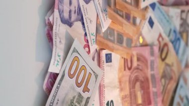 Dikey video. Para yığını. Finansal bütçe. Dünya ekonomisi. Renkli Euro 'nun kapanışı. Amerikan Doları. Hryvnia Kâğıdı..