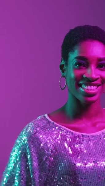 Video Vertikal Orang Dengan Lampu Neon Menawarkan Wanita Tersenyum Dengan — Stok Video