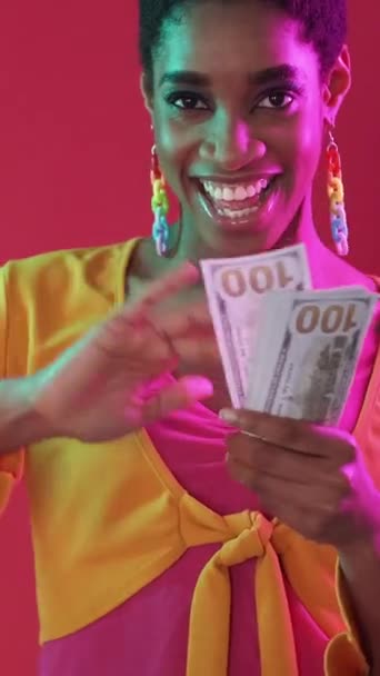Κάθετο Βίντεο Πλούσιοι Άνθρωποι Ξοδεύουν Χρήματα Εκατομμυριούχος Τρόπος Ζωής Ροζ — Αρχείο Βίντεο