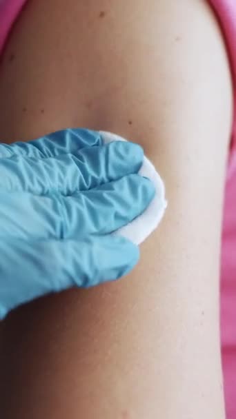 Verticale Video Vaccinatie Immunisatie Viruspreventie Pandemische Epidemie Verpleegkundige Hand Blauwe — Stockvideo