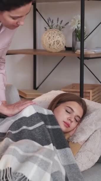 垂直录像 在家打盹父母的关心 难以辨认的女人抚摸着头发少女睡在沙发上周末睡在明亮的房间里 — 图库视频影像