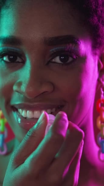 Vertikales Video Lippenpflege Party Make Kosmetisches Hautpflegeprodukt Selbstbewusst Lächelnde Frau — Stockvideo