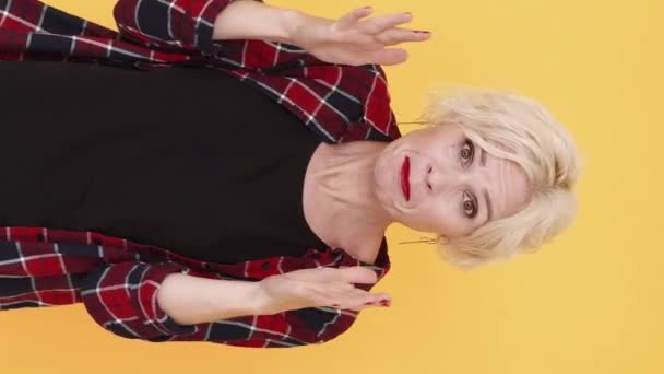 Vídeo Vertical Pelea Furiosa Una Mujer Que Discute Expresión Rabia — Vídeos de Stock