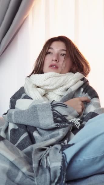 Vídeo Vertical Doente Tremores Dor Cabeça Pegando Mulher Fria Envolto — Vídeo de Stock