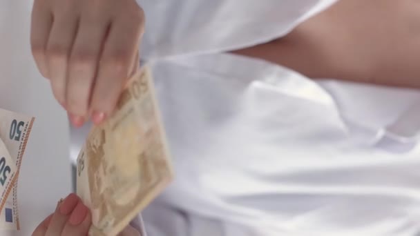 垂直录像 挪用公款金融欺骗 Scam利润 无法辨认的鬼鬼祟祟的女人数着偷了钱藏在胸罩里的50欧元钞票 — 图库视频影像