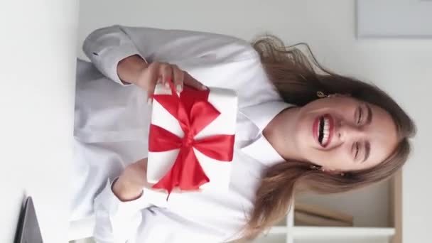 Vidéo Verticale Salutation Entreprise Femme Excitée Une Surprise Inattendue Joyeux — Video