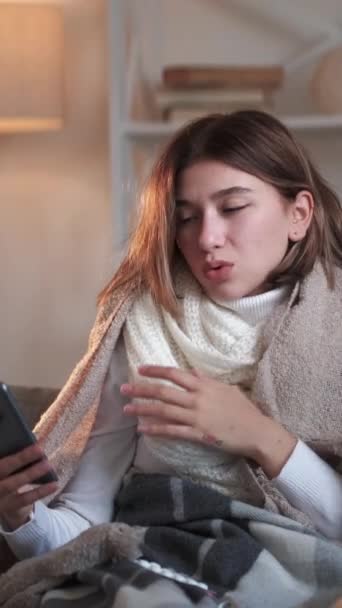Vertikales Video Mobile Telemedizin Krank Telefonierend Ungesundes Mädchen Karo Telefonisch — Stockvideo
