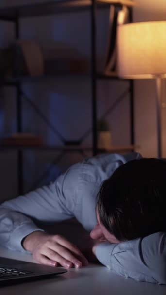 Vertikální Video Domácí Film Spící Muž Digitální Technologie Unavený Chlap — Stock video