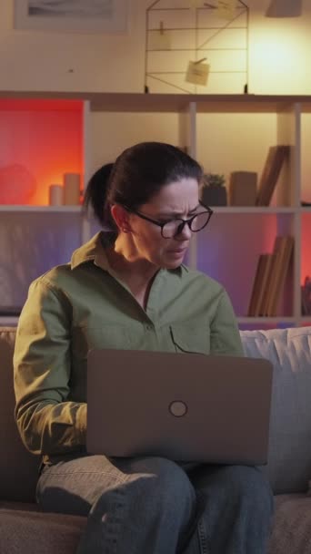 Pionowe Wideo Pomoc Laptopie Komputer Wyjaśniający Nastoletnia Córka Pokazuje Matka — Wideo stockowe