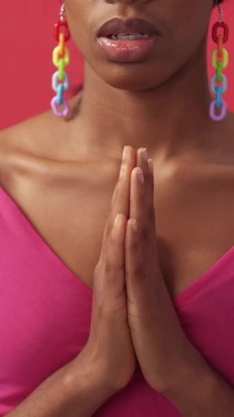 垂直录像 祈祷恐惧 罪的赦免 信心的希望无法辨认的焦虑不安的女人 双手交叉在粉红的手掌上揉搓 — 图库视频影像