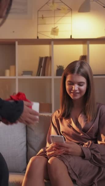 Vertikales Video Geburtstagsüberraschung Elternteil Anwesend Frau Übergibt Verpackte Schachtel Mit — Stockvideo
