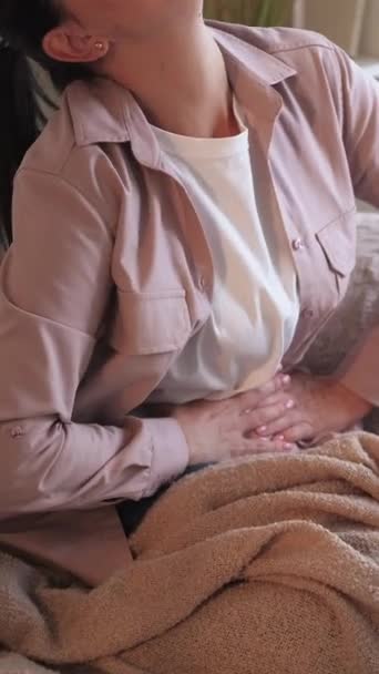 Вертикальне Відео Біль Животі Пухлинний Біль Страждаюча Жінка Відчуває Судоми — стокове відео