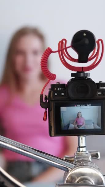 Вертикальное Видео Камера Записывает Содержание Съёмок Интернет Бизнес Молодая Улыбающаяся — стоковое видео