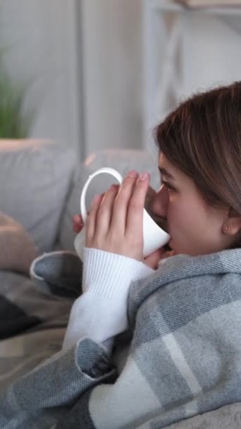 Vertikální Video Bolí Krku Teplý Čaj Odpočívej Pití Studená Žena — Stock video