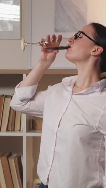 Вертикальне Відео Партія Алкоголю Домашня Радість Позитивний Спосіб Життя Безтурботні — стокове відео