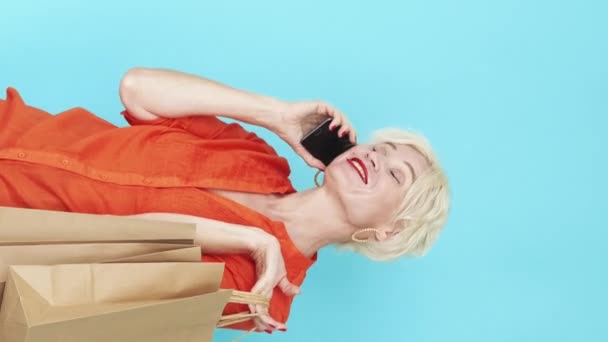 Pionowe Wideo Komunikacja Mobilna Inspirująca Kobieta Rabat Zakupy Happy Lady — Wideo stockowe