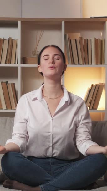 Pionowe Wideo Medytacja Domowa Terapia Jogi Uważność Zen Zrelaksowana Spokojna — Wideo stockowe