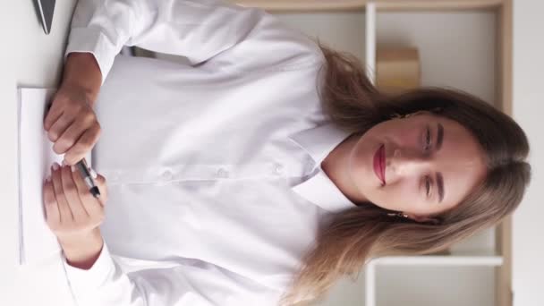 Dikey Video Ofis Çalışanı Zarif Kadın Şık Bir Görünüş Beyaz — Stok video