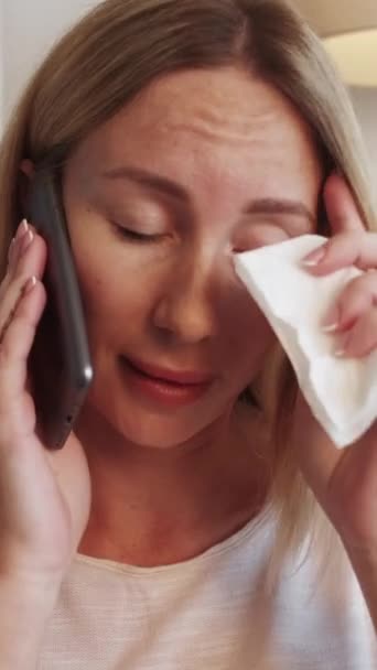 Video Vertikal Ponsel Berbicara Wanita Sakit Wanita Sedih Yang Tidak — Stok Video