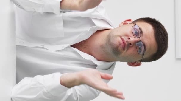 Vertical Video Applauding Man False Congrats Sarcastic Emotion Skeptic Guy — Stock Video