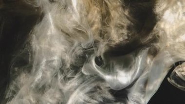 Mürekkep suyu. Pırıltılı sis. Sıvı sıçraması. Altın gümüş parıldayan toz parçacıkları kara siyah soyut zemin üzerinde yüzen buhar bulutu akışı hareketi.