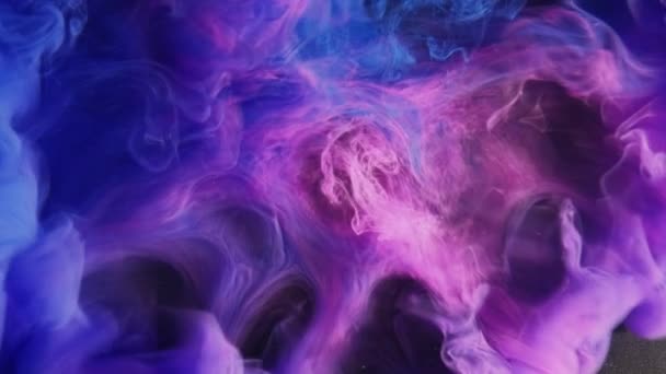 Wasser Bemalen Tinte Tropft Abgase Explodieren Fluoreszierende Rosa Blau Lila — Stockvideo