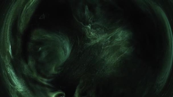 闪耀的薄雾 圆形框架 神秘漩涡 在漆黑的黑色抽象背景下 绿色的闪烁着尘埃的微粒在圆圆的烟雾中漂浮着 — 图库视频影像