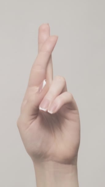 Vídeo Vertical Dedos Cruzados Gesto Esperança Promessa Falsa Mulher Mão — Vídeo de Stock