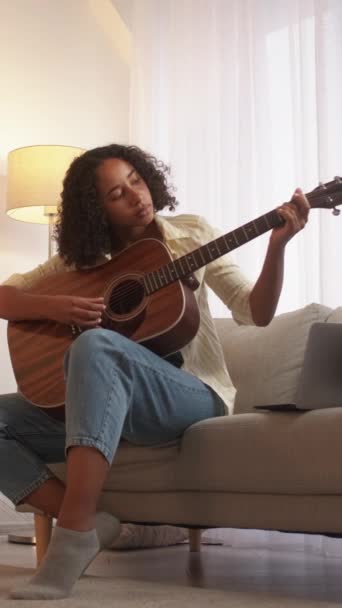 Vídeo Vertical Aprendendo Música Guitarra Tocar Passatempo Musical Mulher Focada — Vídeo de Stock