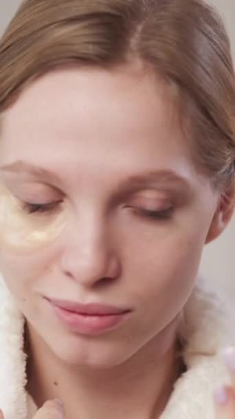 Vertikal Video Dålig Kosmetika Ögonfläckar Förvirrande Hudvård Missnöjd Besviken Blond — Stockvideo