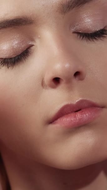 Vídeo Vertical Bienestar Piel Tratamiento Belleza Maquillaje Natural Mujer Joven — Vídeo de stock