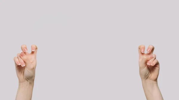 Кавычки Жест Сарказма Женские Руки Кавычками Сгибающие Пальцы Изолированные Сером — стоковое фото