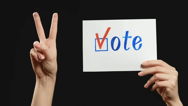 投票赞成 选举胜利 用和平五号手势检查标志公告隔离在黑暗的黑色自由空间中的女手支持决策 — 图库照片