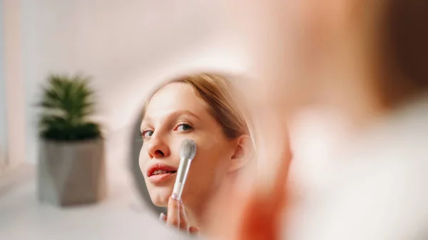 Ochtendmake Decoratieve Cosmetica Schoonheidsroutine Vrouw Aanbrengen Van Hoogtepunt Schone Gezichtshuid — Stockfoto