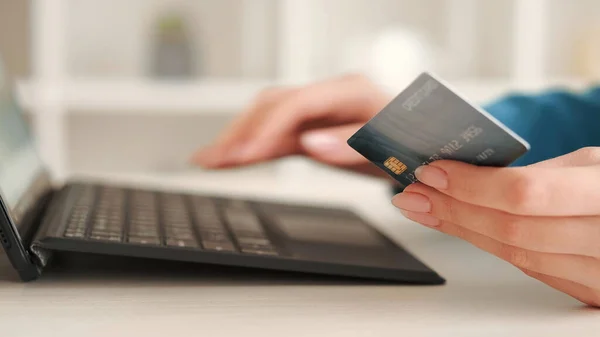 Płatność Online Bankowość Internetowa Biznes Kobieta Kartą Kredytową Ręku Danymi — Zdjęcie stockowe