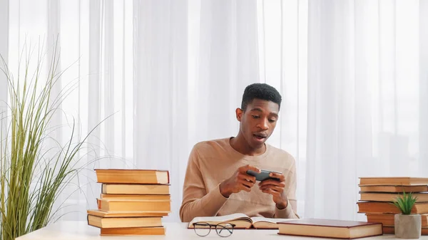 Telefoonverslaving Gadget Afleiding Studie Rust Opgewonden Jongeman Spelen Mobiele Video — Stockfoto