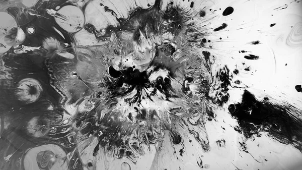 液体飞溅 水飞溅 污浊的液体涡旋泥浆油撒满湿透的暗色污迹咕噜抽象地说明黑白背景 — 图库照片