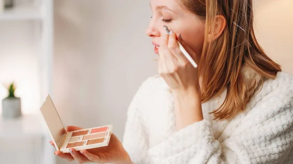 Oog Make Cosmetisch Product Dagelijks Bezoek Ontspannen Blond Meisje Aanbrengen — Stockfoto