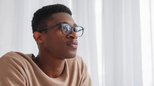 Kluger Student Erfolgsvertrauen Männerbrillen Zukunftsexperte Ernsthaft Nachdenklicher Geschäftsmann Mit Brille — Stockfoto