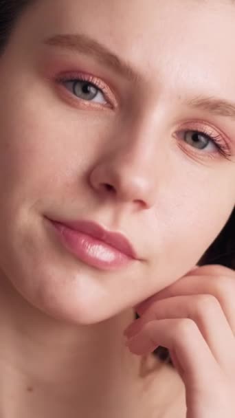 Vídeo Vertical Bienestar Piel Tratamiento Belleza Maquillaje Natural Mujer Joven — Vídeo de stock