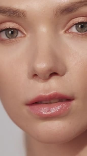 영상입니다 미녀의 Skincare Cosmetology 입니다 얼굴의 흠없는 피부를 가지고 자신있는 — 비디오