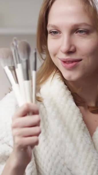 Vertikales Video Schminkwerkzeuge Pinselsatz Vorhanden Visage Zubehör Blondes Mädchen Mit — Stockvideo