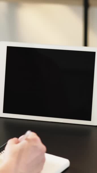 垂直ビデオ オンライン学習 バーチャルレッスン 女性の手でペンでタブレットとともに空のスペース黒モックアップ画面研究でインターネットクラスで自宅 — ストック動画