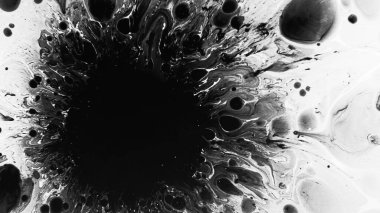 Siyah mürekkep. Sıvı patlaması. Açık dokuya yayılan koyu sıvı damlalar, boş alana sahip soyut arkaplan çizimleri..