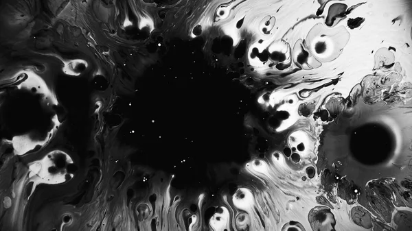 インクの表面 ぬれた渦巻き 黒油水彩抽象画の超自然的なパターンの中に広がる闇の流体 — ストック写真