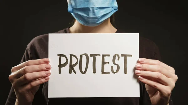 大范围抗议 我不能呼吸了 Covid 19示威 无法辨认的戴着口罩的女权活动分子 她用黑色横幅攻击疫苗 — 图库照片